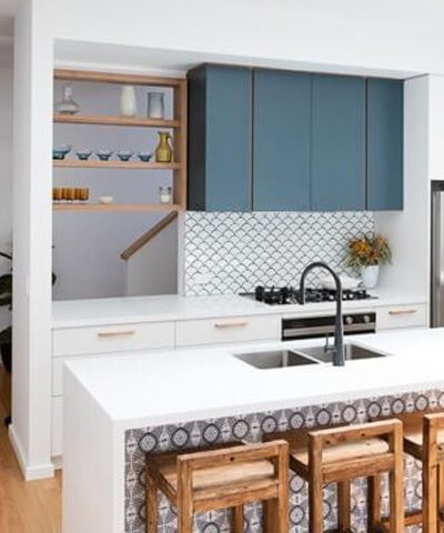 Flat door cabinets in kitchen